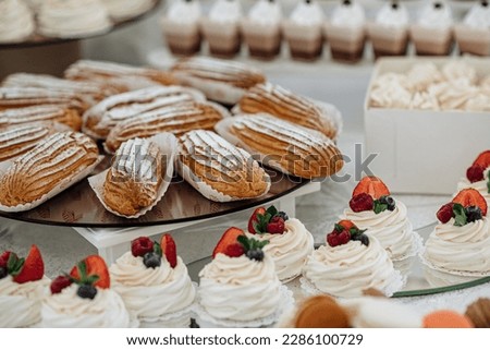 eclairs cake with cream and berries
