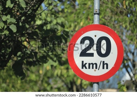 A traffic sign informing the speed limit of up to 20km per hour