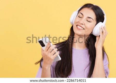 Woman listening to music with the eyes closed