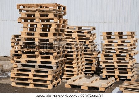 wooden pallets for transporting building materials