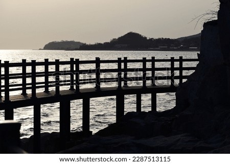 These are the scenery of the coastal promenade in Seonbu-ri, Ganghwa-do, reflected in the sunlight at sunset.