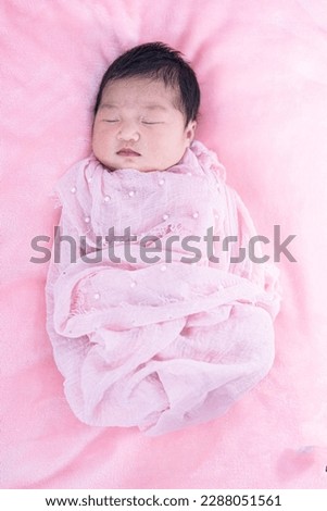 newborn baby,Close-up beautiful sleeping baby boy. Newborn baby sleeping on a blanket, beautiful pictures, seven days, newborn baby wearing large cloth, cloth rose headband.