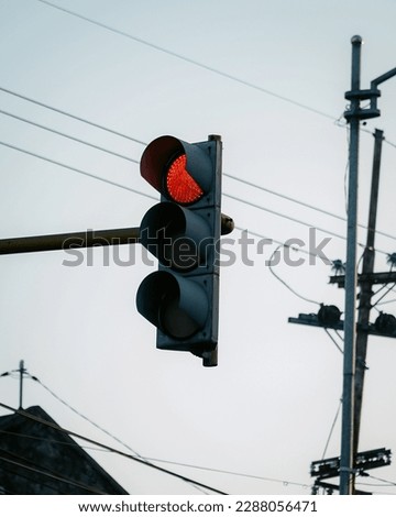 Traffic lights according to Oglesby and Hicks (1982) are all traffic control equipment that uses electricity except flashing lights, signs and road markings to direct or warn motorized vehicle drivers
