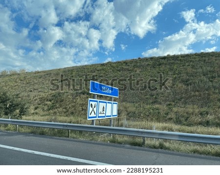 French highway with road sign indicating rest area.