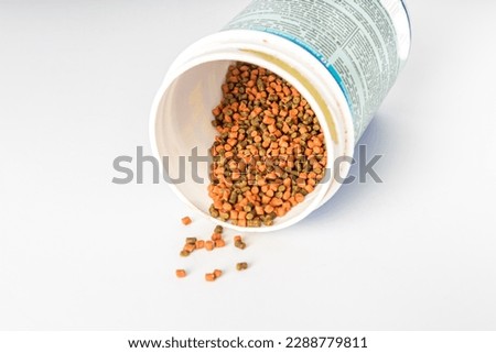 Feed in small granules for ornamental marine fish, widely used in marine aquariums.