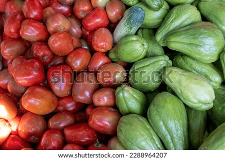 Low quality photos of tomatoes and chayote in traditional markets