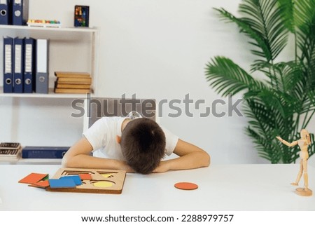 the boy sleeps on a table in the psychologist's office