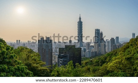 Every morning, Xiangshan in Taipei offers a beautiful view of the modern and bustling cityscape of Taipei city as a whole.