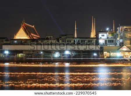 BANGKOK - THAILAND -  6 NOVEMBER 2014 : Light and color in the river of Loy Krathong Festival on Bangkok, Thailand
