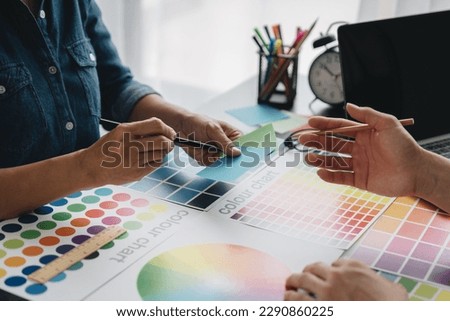 Engineers, graphic artists, architects and painters are meeting to discuss paint textures. The color scheme on the color palette is suitable for each part. to record data in the office.