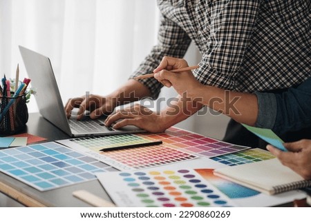 Engineers, graphics, architects and painters are meeting to discuss paint textures. Color tones on post-it sheets that are suitable for each part of the house and the design for recording information