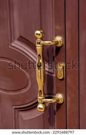 Photo of a trip to Ferrara in search of photographic points of interest such as the handle of a modern or old period door and its current resonance