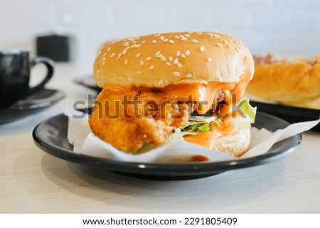 Foto real Hamburger in the table  Royalty-Free Stock Photo #2291805409