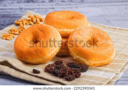 The perfect combination: donuts, raisins and nuts