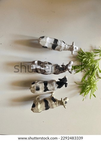 Animal Plastic toys cows with grass, kid hand play with 