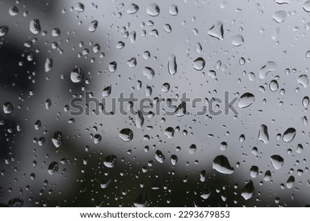 It was raining heavily that day, and my window was full of drops, so i was able to take beautiful pictures