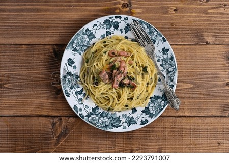 Pasta with parsley and bacon