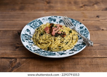 Pasta with parsley and bacon