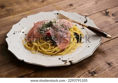 Pasta with prosciutto on top