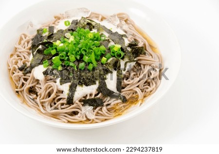 Cold tororo soba with seaweed and green onions