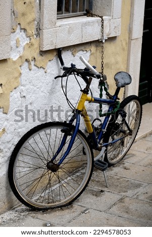 In the street, the gaze is sometimes attracted by a strange or abandoned or neglected object, in this case an old bicycle...
