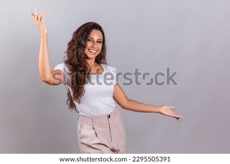 beautiful Brazilian woman, brown hair, with open arms, welcome.