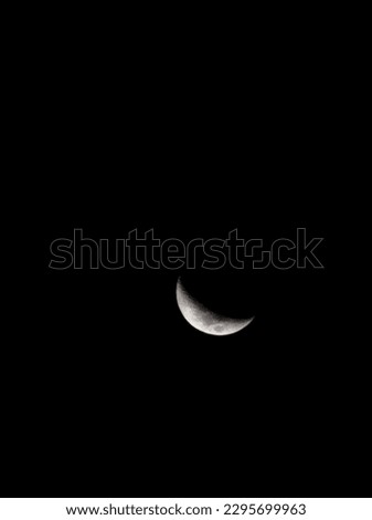 Half Moon Background , The Moon is an
astronomical body that orbits planet Earth, being
Earth's only permanent natural satellite