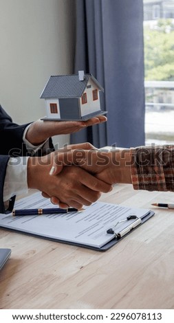 Real estate agents present and advise clients on the decision to sign insurance contracts. buy and sell house Offers mortgage loans and home insurance.
