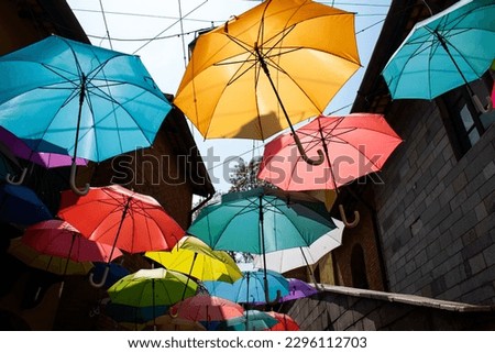 Pictures of umbrellas in many colors used to decorate and decorate the coffee shop. For beauty and a photo point for customers and tourists.
