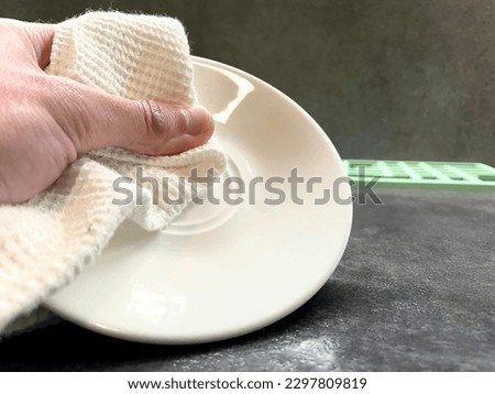 Saucer. Rubbing dishes. Clean dishes