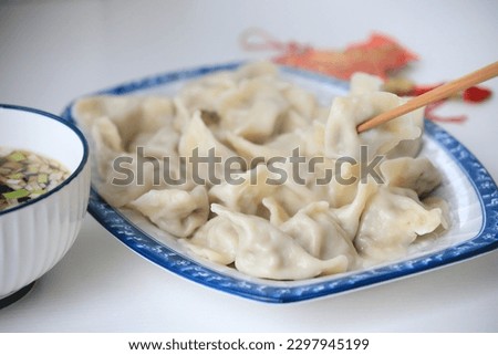 Eating dumplings on New Year's Day is a Chinese custom.