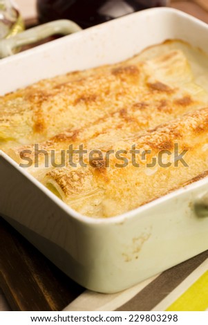 Leeks casserole with white sauce and cheese