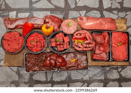 Photo raw mix beef meats top view on table background