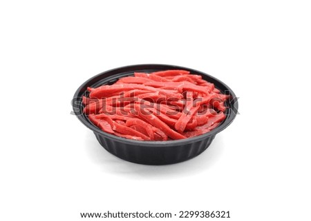 
Photo raw shawarma beef meat in gray dish isolated on white background