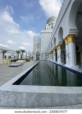 Kolam air masjid syekh zayed Royalty-Free Stock Photo #2300819577