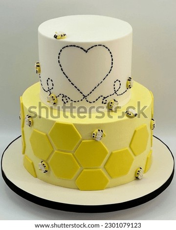 Birthday cake with bee theme
