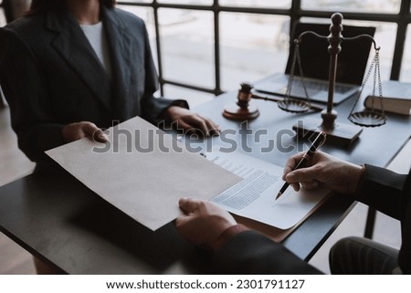 Lawyers or business consultants agree to accept forged documents and bribes in envelopes. in illegal business Corruption in the contracting business and bribed before signing the contract.