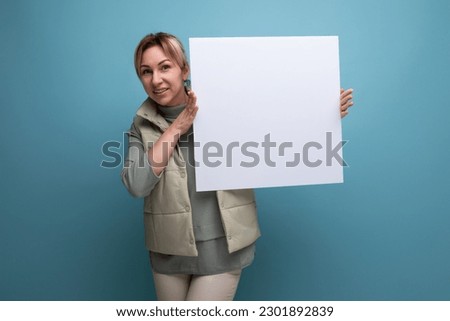 board with a layout for the presentation of the product at work in the hands of a woman