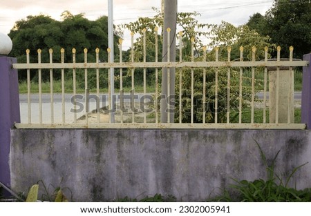 Example of a picture of a fence combined with concrete and iron