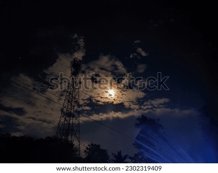 This is a very beautiful moon picture, the moon lit up the whole sky that day It was a hectic night The clouds in the sky were very beautiful, the atmosphere of the night was very nice