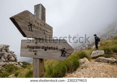 ascent path to Puig de Galatzó, indicator sign, Tramontana sierra, Majorca, Balearic Islands, Spain