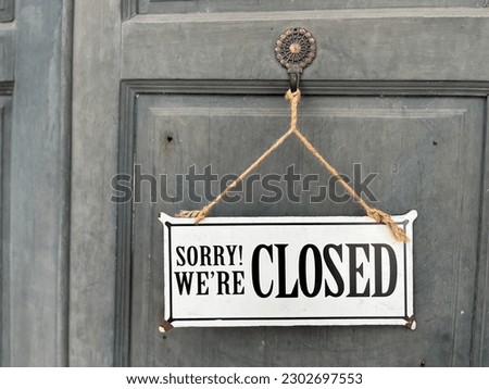 An closed sign on the door.