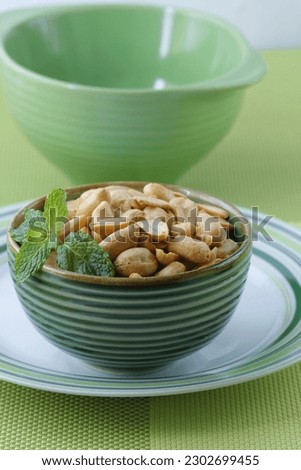 Snack of peanuts and cashew nuts. The taste is salty. In Indonesia this snack is called Kacang Bawang