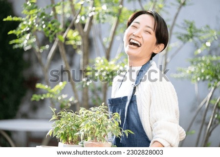 Image of a woman who enjoys gardening or a sales clerk Looking at the camera	