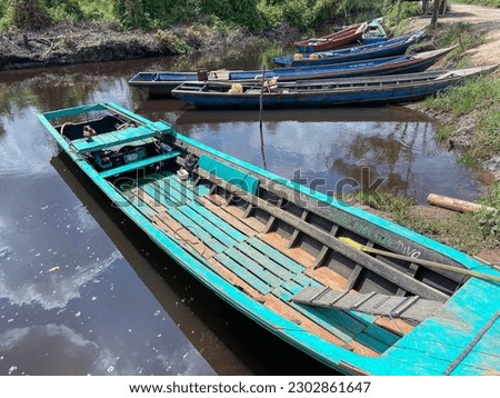 Boats that lean on the side to wait for people to pick up and carry vehicles and necessities