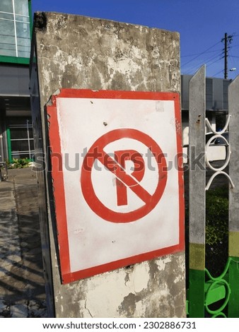 sign Vehicles are prohibited from 
no parking in front of public buildings