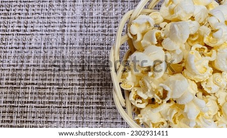 Snack popcorn with the image of a picnic scene