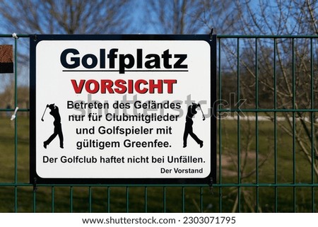 Sign at a golf course with the german inscription Vorsicht, betreten des Geländes nur für Clubmitglieder. Translation: Caution, entering the premises only for club members. The golf club is not liable