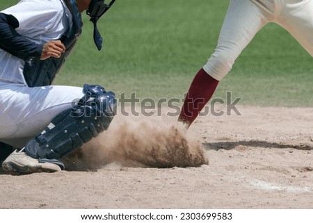 The moment when a catcher and a cloud of dust rise to stop a ball thrown by a pitcher who has been sent off by a hitter, with his body on the line to stop the pitcher's one-bang ball.