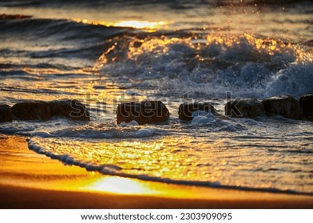 Reflection of the sun in falcha sea water in the evening.